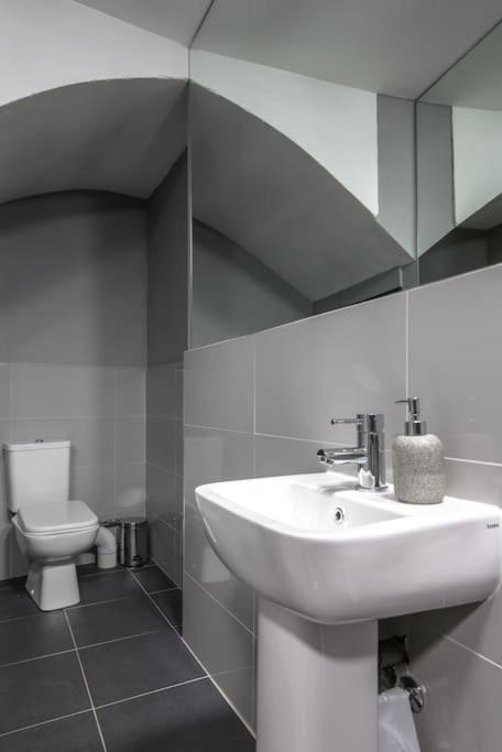 The V.I.P Suite - Sleeps 24! Best For Large Groups Liverpool Buitenkant foto