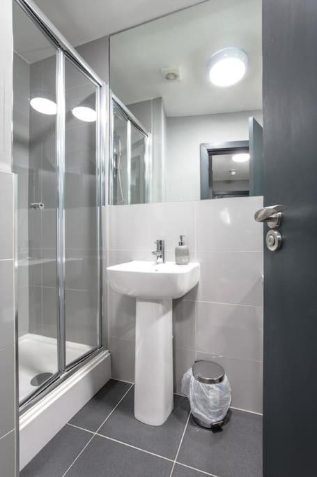 The V.I.P Suite - Sleeps 24! Best For Large Groups Liverpool Buitenkant foto