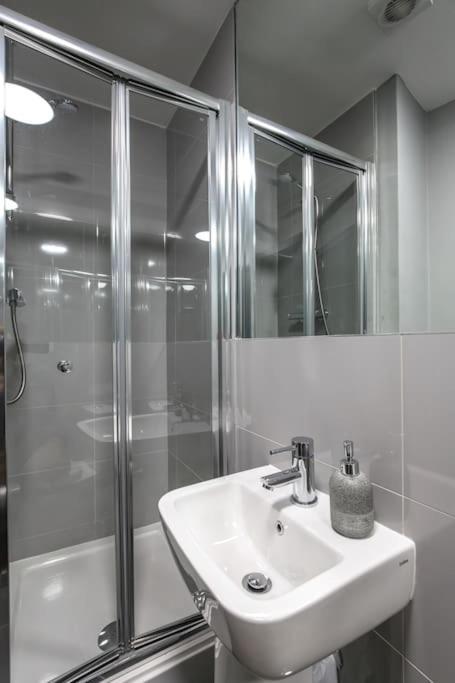 The V.I.P Suite - Sleeps 24! Best For Large Groups Liverpool Buitenkant foto